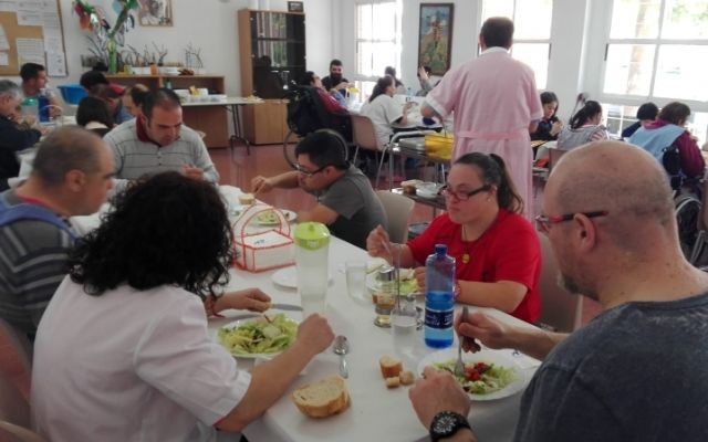 Se adjudica el contrato del servicio de comedor (catering) en los Centros de Día para Personas con Discapacidad y dos auxiliares