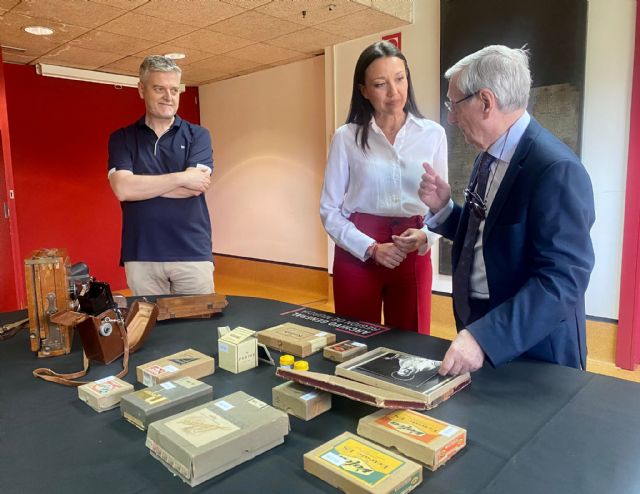 La Comunidad recibe la donación del archivo fotográfico de Cristóbal Belda Navarro, un legado clave para la memoria visual de la Región