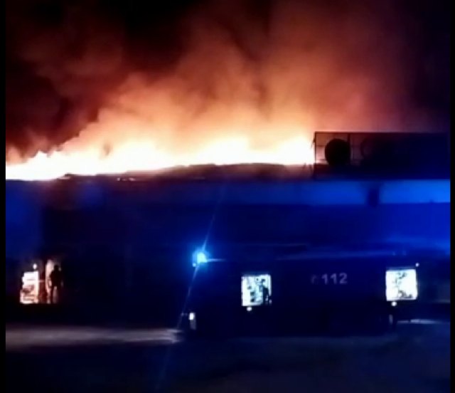 Bomberos trabajan en el incendio en una discoteca abandonada de Totana