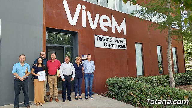 Se suscriben dos nuevos contratos con empresarios para que se instalen en sendas naves del Vivero de Empresas