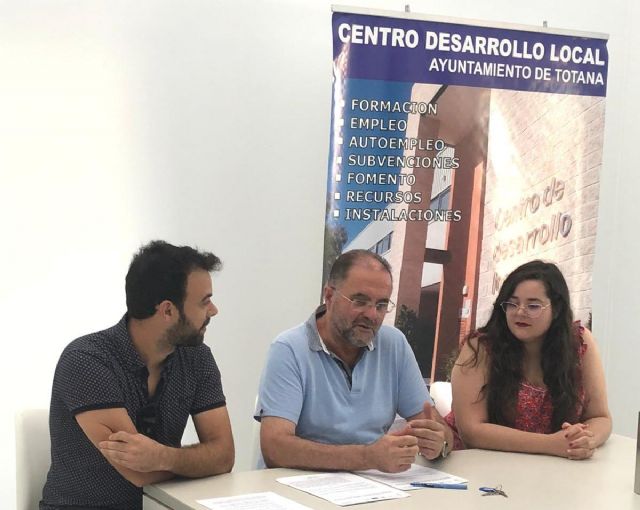 Un nuevo emprendedor ocupa un despacho en el Vivero de Empresas del polígono industrial 'El Saladar'