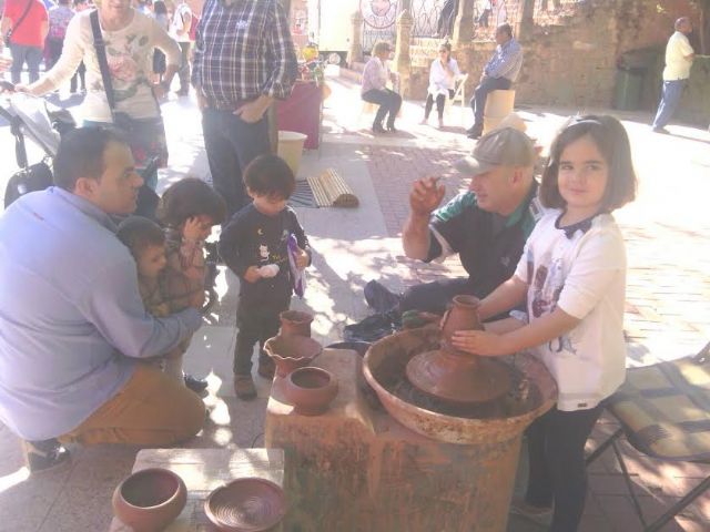 Este domingo se celebró el tradicional Mercadillo Artesano de La Santa con la asistencia de numeroso público gracias al buen tiempo