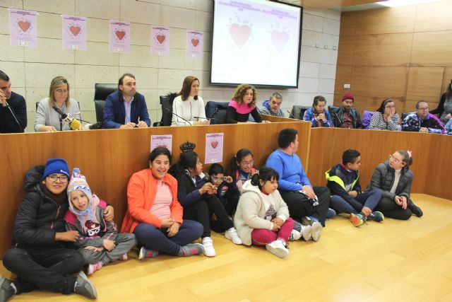 Totana celebra hoy el Día Internacional de las Personas con Discapacidad en un acto institucional en el que participan autoridades locales, usuarios y profesionales de los Centros de Día