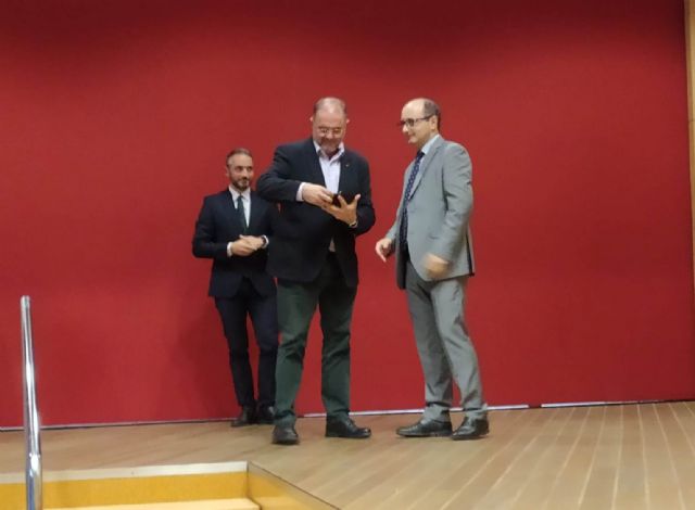 Entregan al Ayuntamiento de Totana 8.874 documentos digitalizados en el marco de la décima fase del Proyecto Carmesí: 8.006 actas capitulares del siglo XIX y 868 padrones