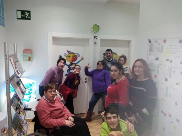 Usuarios del Centro de día 'José Moyá Trilla' visitan el Centro Multidisciplinar 'Celia Carrión Pérez de Tudela'