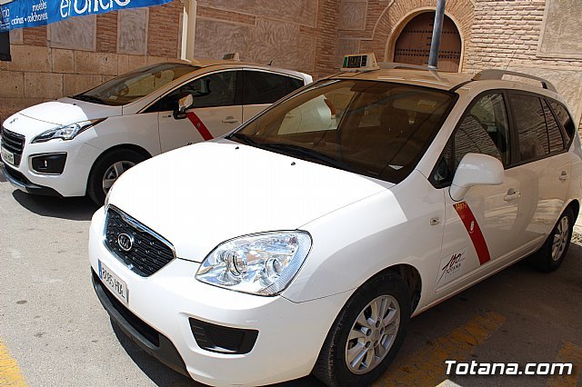 Se coloca la imagen corporativa del Centenario de la Ciudad en 6 taxis y 35 vehículos municipales para promocionar este evento histórico y cultural