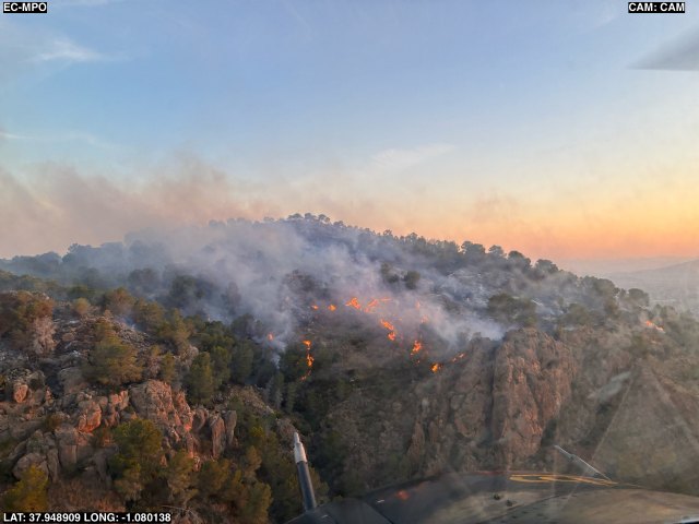 Más de 300 efectivos y 9 medios aéreos continúan los trabajos de extinción del incendio en la pedanía murciana de Los Garres