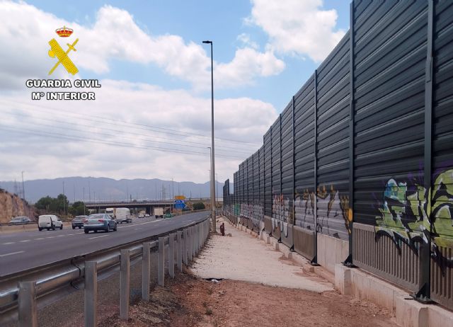 La Guardia Civil detiene a tres trabajadores por el robo de una tonelada y media de cable de cobre del alumbrado público de la autovía A-30