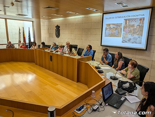 Totana celebra el acto institucional con motivo del Día Internacional de las Personas Mayores, con la participación de usuarios de los Centros de Día para Personas Dependientes