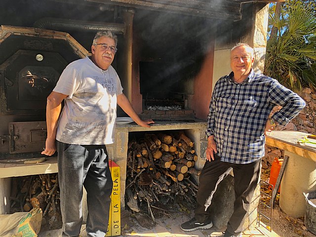 Pepe y Salvador ocupándose de la barbacoa