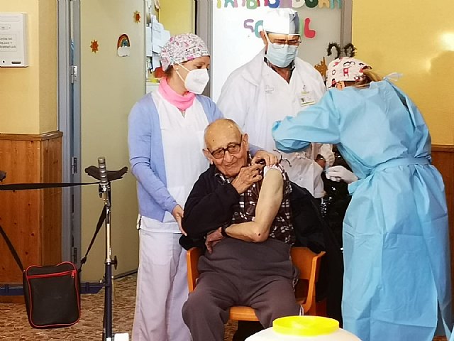 Antonio Ortuño, de 83 años, primer residente de la Residencia 'La Purísima' en ser vacunado