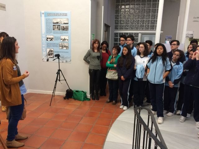 Familia organiza una exposición en Totana con fotografías realizadas por adolescentes víctimas de violencia de género