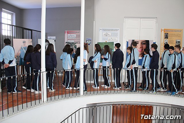 La directora general de Mujer visita la exposición fotográfica itinerante “Cuida-T”