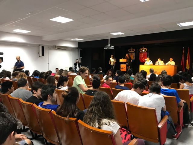 El alcalde asiste al acto de entrega de premios que Cruz Roja otorga a alumnos del IES Juan de la Cierva
