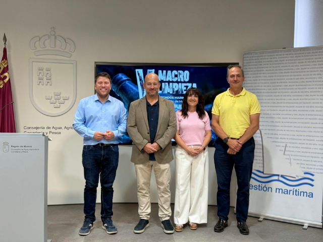 Macrolimpieza de fondos marinos en el litoral de la Región