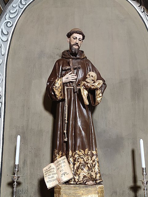 Imagen de San Francisco de Asís en el interior del Santuario de La Santa