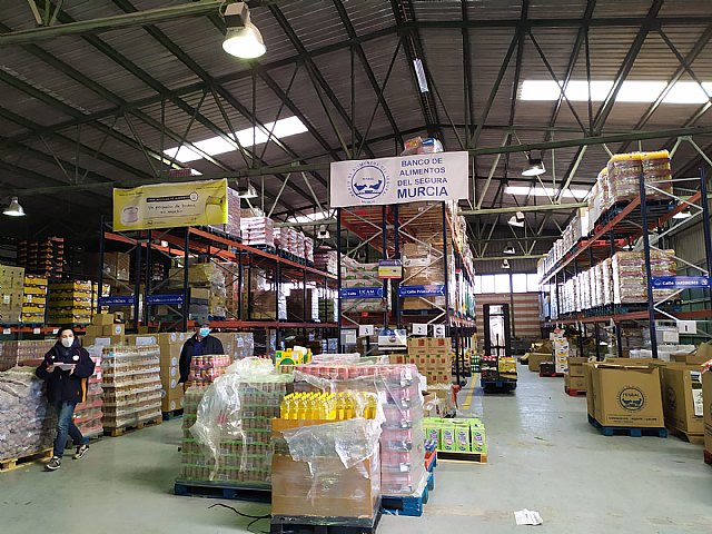 El concejal de Bienestar Social visita el Banco de Alimentos del Segura para trasladar la comida que correspondía a Cáritas de las Tres Avemarías