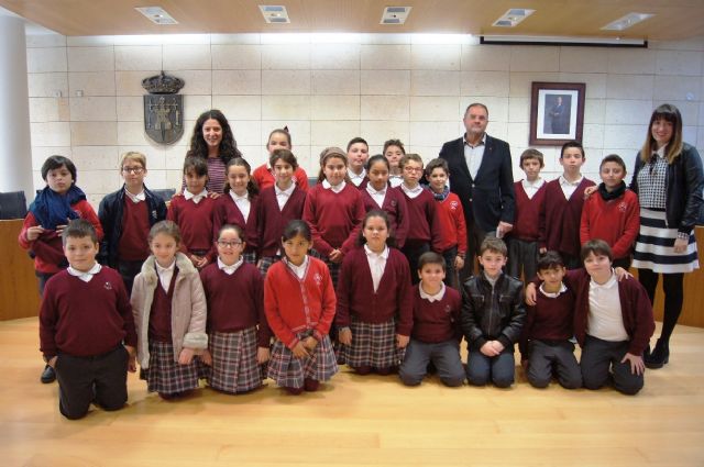 Alumnos de Educación Primaria del colegio 'Reina Sofía' abren el programa 'Conoce tu ayuntamiento'