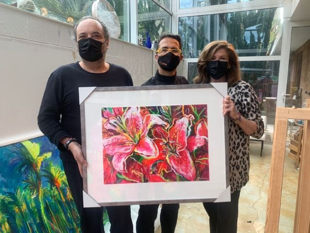 MUHER dona un cuadro a D´Genes, que se destinará a una exposición solidaria y benéfica de pintura para el mantenimiento del centro 'Cristina Arcas Valero' de Lorca y los servicios que la asociación presta