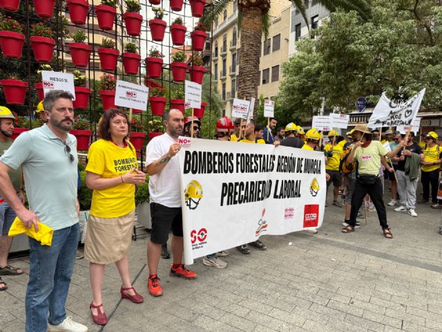 Podemos apoya las demandas de los bomberos forestales y exige el fin de la externalización del servicio para acabar con la precariedad