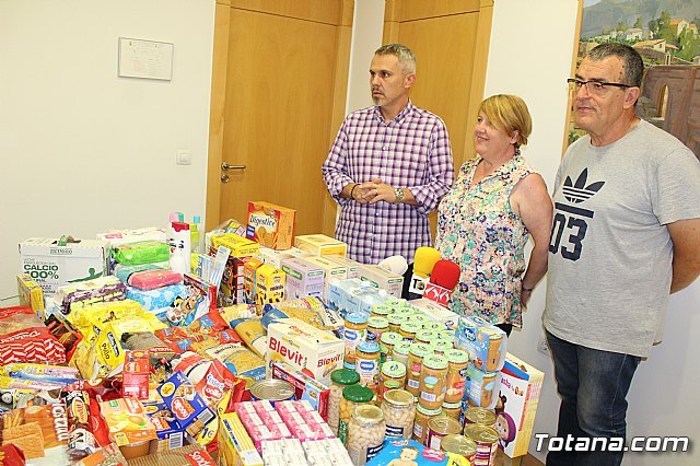 Empleados públicos hacen entrega a Cáritas de ambas parroquias de los alimentos y productos de aseo recogidos para la población infantil