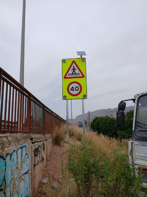 Infraestructuras refuerza la seguridad vial en la carretera de El Raal-Beniel con nueva se&ntilde;alización luminosa y mejoras en los pasos peatonales