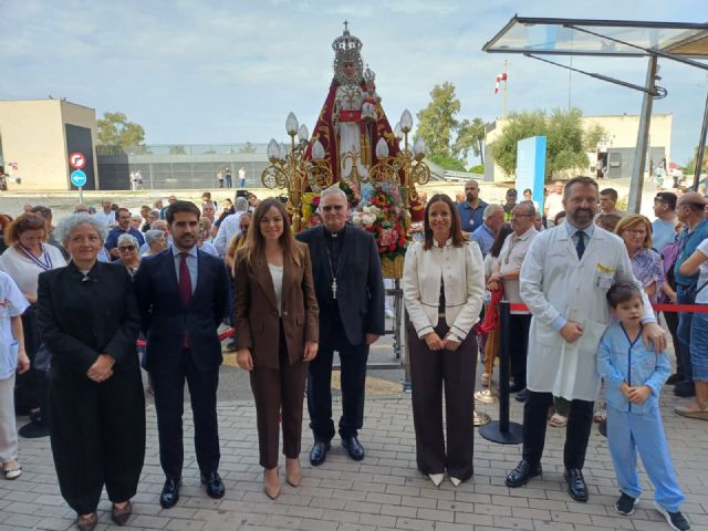 El Hospital Virgen de la Arrixaca recibe por primera vez a la imagen de la Virgen de la Fuensanta