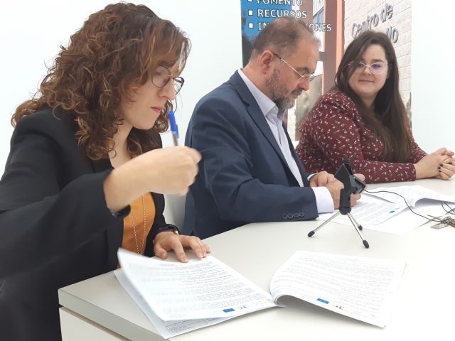 Se suscribe un contrato con una nueva emprendedora en el Vivero de Empresas