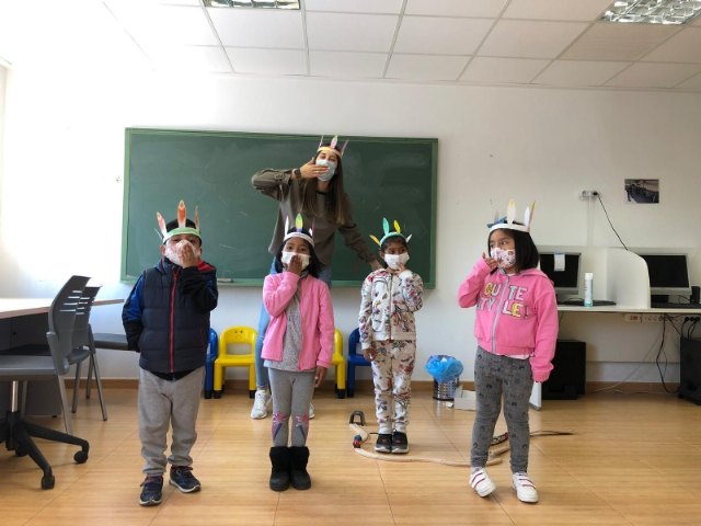 Un centenar de niños y niñas participan estos días en las Escuelas de Semana Santa impulsadas por el Ayuntamiento y llevadas a cabo por el Colectivo El Candil