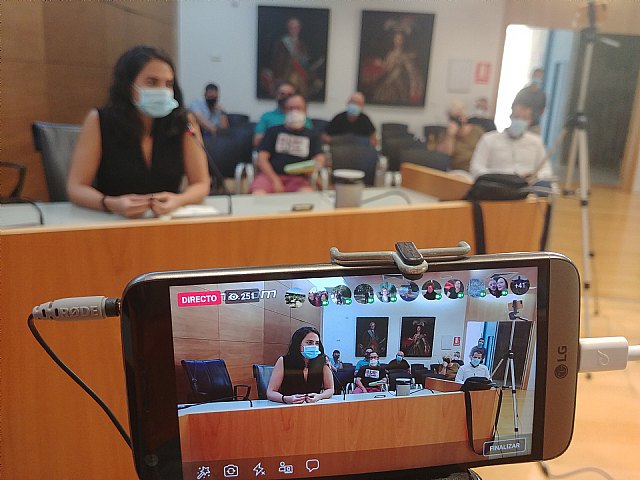 La portavoz del PSOE, Isa Molino, pone de manifiesto incoherencias varias de la reunión de ayer