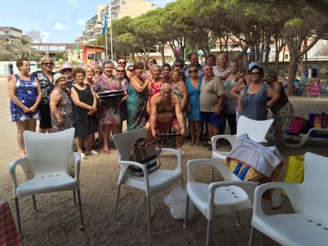 Cerca de 500 usuarios han participado este verano en el programa de viajes a la playa en la Cala del Pino