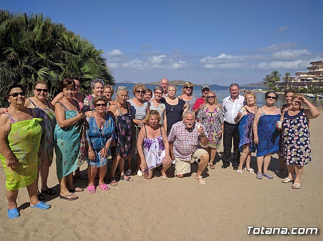 Autoridades municipales clausuran, con su visita, el programa de viajes a la Cala del Pino 2017