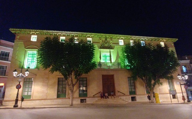 La fachada del Ayuntamiento se ha iluminado de color verde durante este fin de semana con motivo del Día Nacional de la Artritis