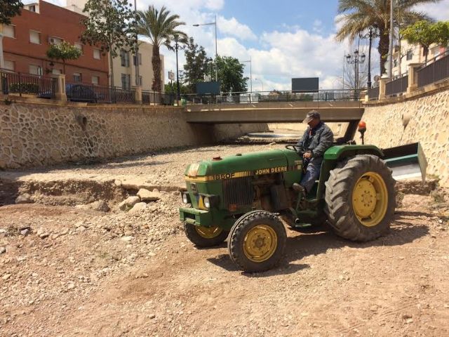 Adecuan el cauce de la rambla de La Santa a su paso por el casco urbano
