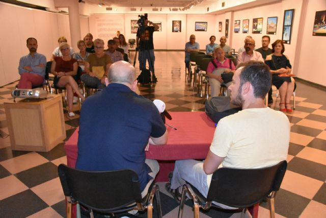El profesor de la UMU Luis Conte imparte una charla sobre su trabajo fotográfico en el Campeonato Europeo de Atletismo y el deporte como herramienta de integración social