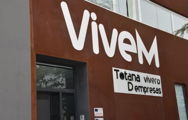 Se promueven hasta la fecha cerca de una veintena de contratos para la instalación de emprendedores desde la puesta en funcionamiento del Vivero de Empresas de Totana ubicado en el polígono industrial