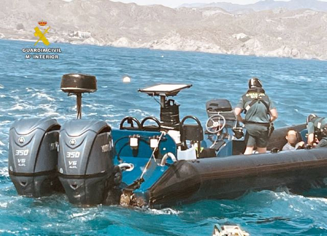 La Guardia Civil detiene a cuatro patrones de pateras taxi que trasladaban migrantes hasta la Península por la costa murciana