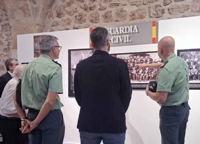 La Guardia Civil inaugura en Murcia la exposición de fotografía 'La Guardia Civil en el siglo XIX, de su fundación al desastre del 98'