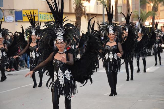 Las 17 peñas de Carnaval llenan de luz, color y música las calles de Totana con el desfile de adultos