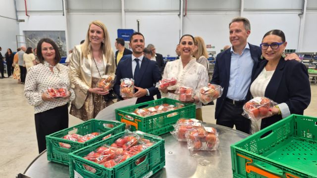 La consejera de Agricultura asiste a la inauguración de la nueva planta de Looije en Lorca