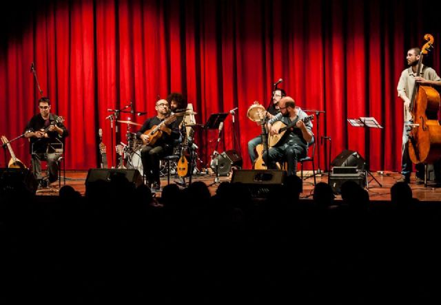 Unas 200 personas asisten a los conciertos de Juan José Robles y 'Noiz Guitar'