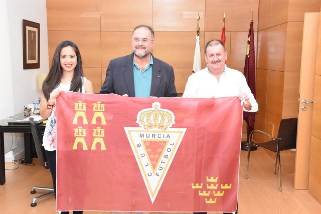 Deportes repartirá mañana las 100 entradas que el Real Murcia CF ha regalado al Ayuntamiento en agradecimiento por la iniciativa #balconesgranas
