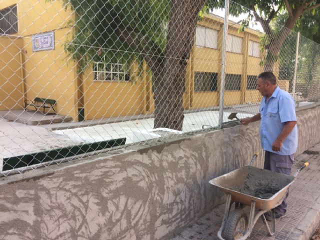 Acometen actuaciones urgentes en varios colegios de Totana aprovechando las vacaciones escolares de verano