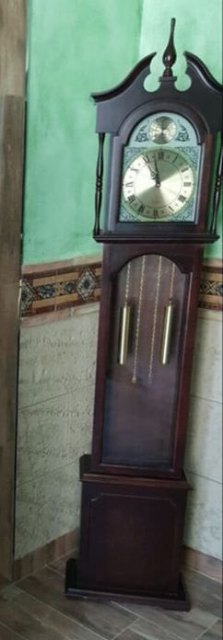 Roban un reloj de pared a plena luz del día en Totana
