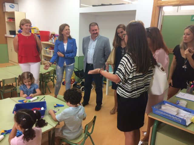 Autoridades regionales y municipales inauguran de forma oficial el curso escolar 2017/18 en el municipio de Totana con una visita al CEIP 'La Cruz'
