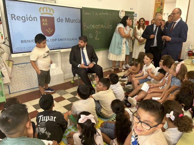 El presidente de la Comunidad Autónoma visita el CEIP Santa Eulalia