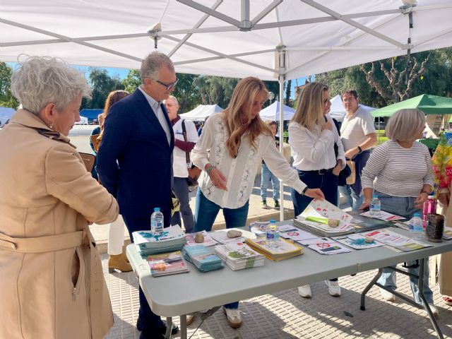 El consejero de Salud inaugura la II Feria de la Salud de El Palmar, que fomenta los hábitos saludables, la formación y la donación de médula ósea