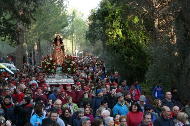 Varias miles de personas acompañan la imagen de Santa Eulalia en su tradicional romería de bajada a Totana en un gran ambiente festivo