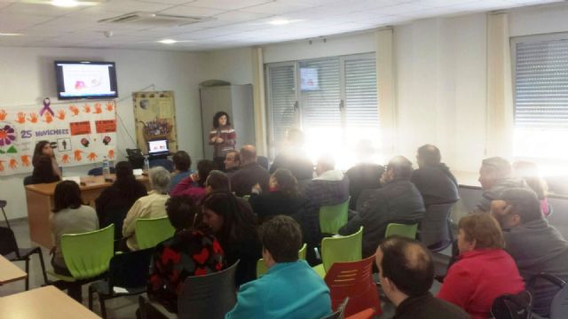 Usuarios del Centro de Día para Personas con Enfermedad Mental participan en una charla informativa sobre violencia de género y educación en igualdad