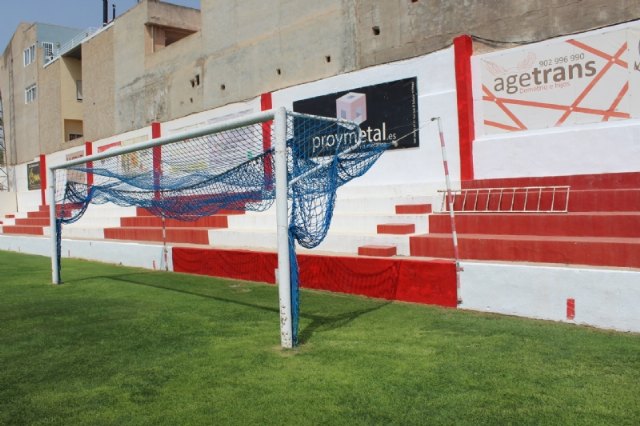 Repintan el recinto interior del estadio municipal “Juan Cayuela” y realizan trabajos de mantenimiento durante el confinamiento